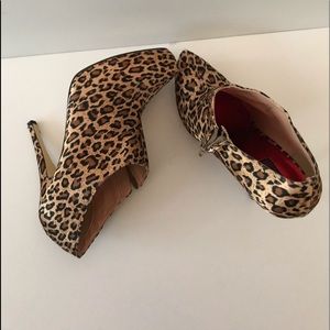 SOLD‼️Women’s leopard booties